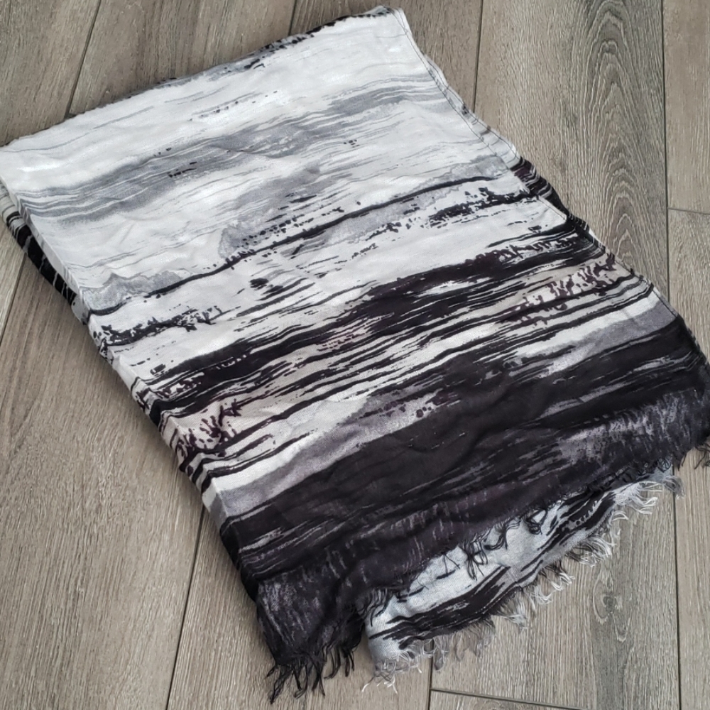🧣Black and White Print Scarf